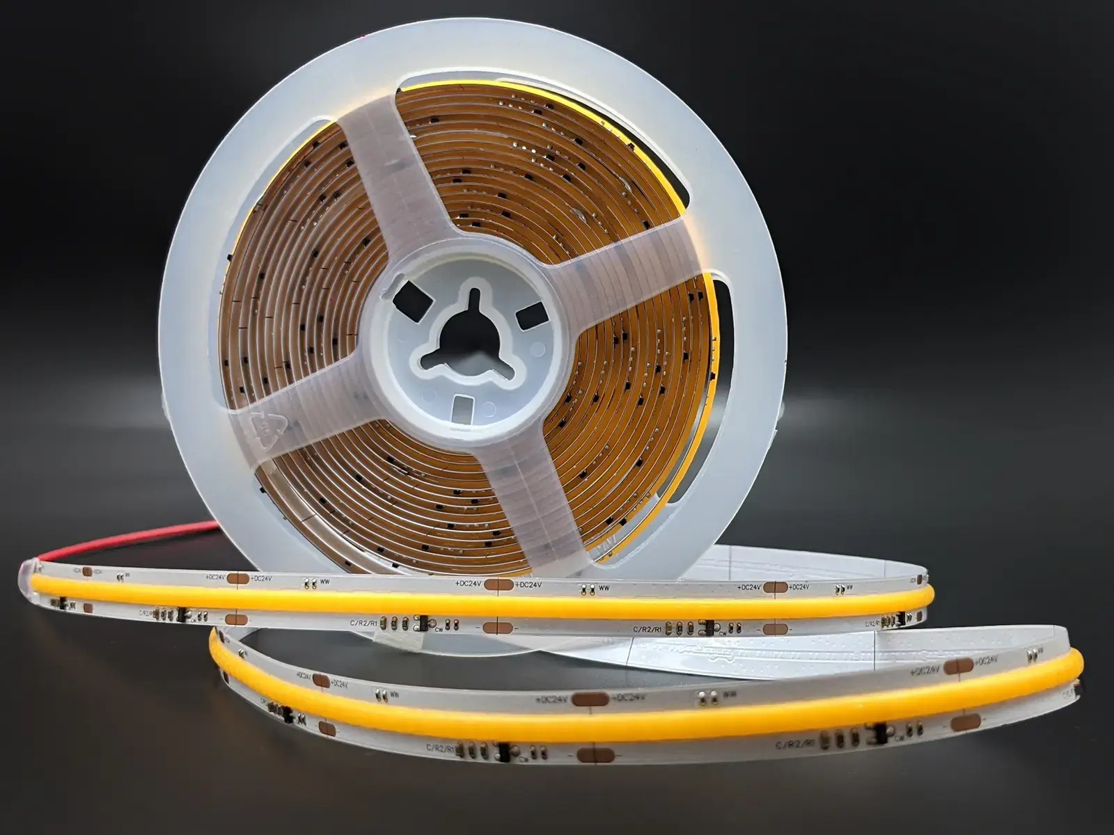 LightMore COB Dim2Warm 2000K-3000K RA95 90lm/W. 24V. 560leds/m. 10mm pcb . 30cm ledning begge ender. rød 3m tape 10m IP20