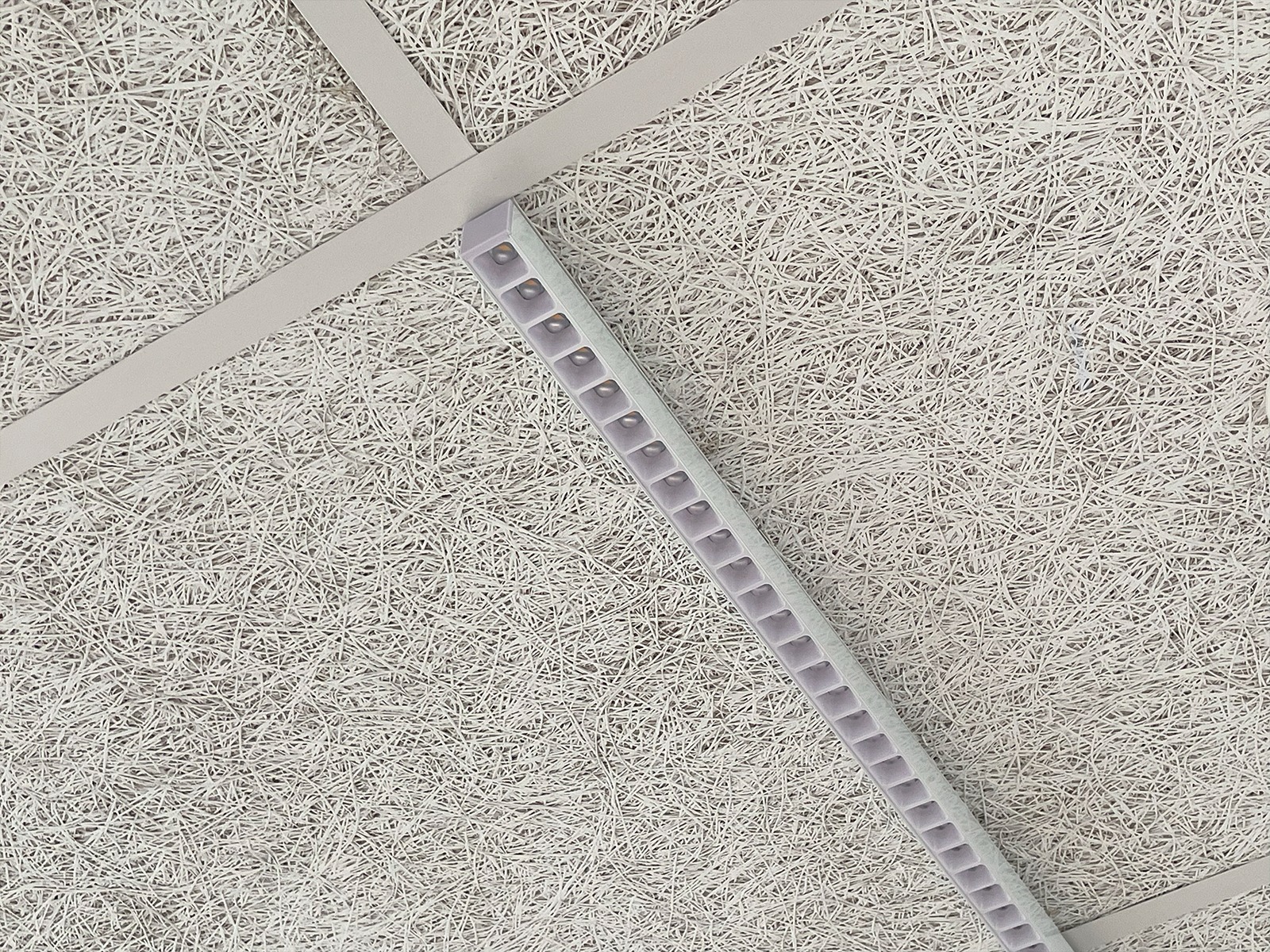 LED TC UGR lysskinne for T-skinne-loft. 60/120 cm. H: 25 mm.